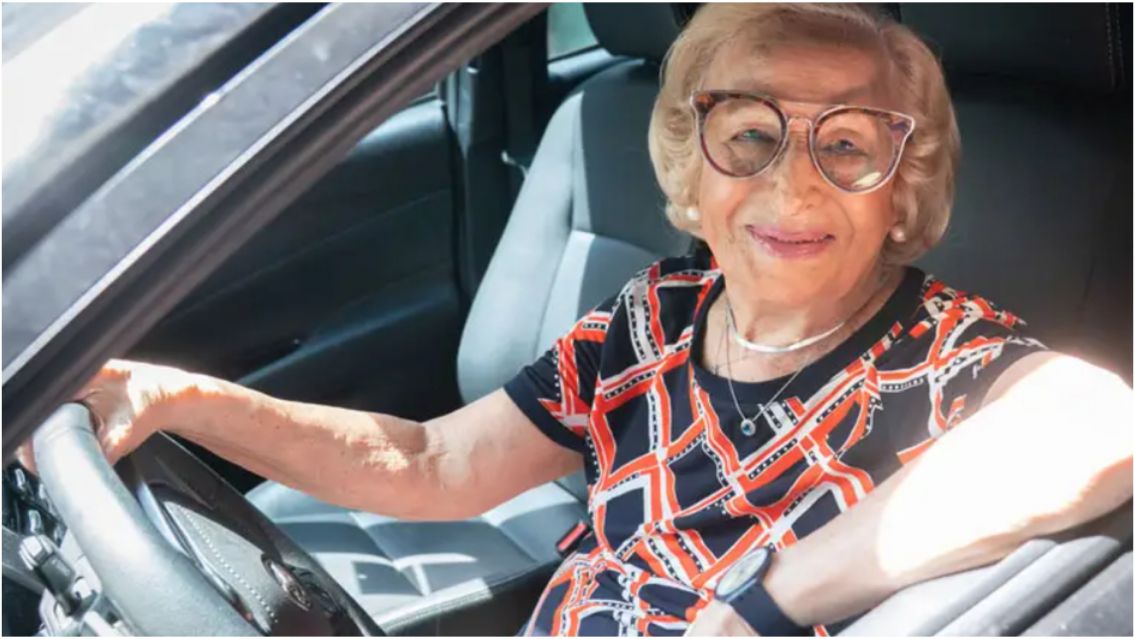 ¡Está divina! Abuelita de 100 años maneja y sigue trabajando en su empresa