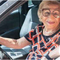 ¡Está divina! Abuelita de 100 años maneja y sigue trabajando en su empresa