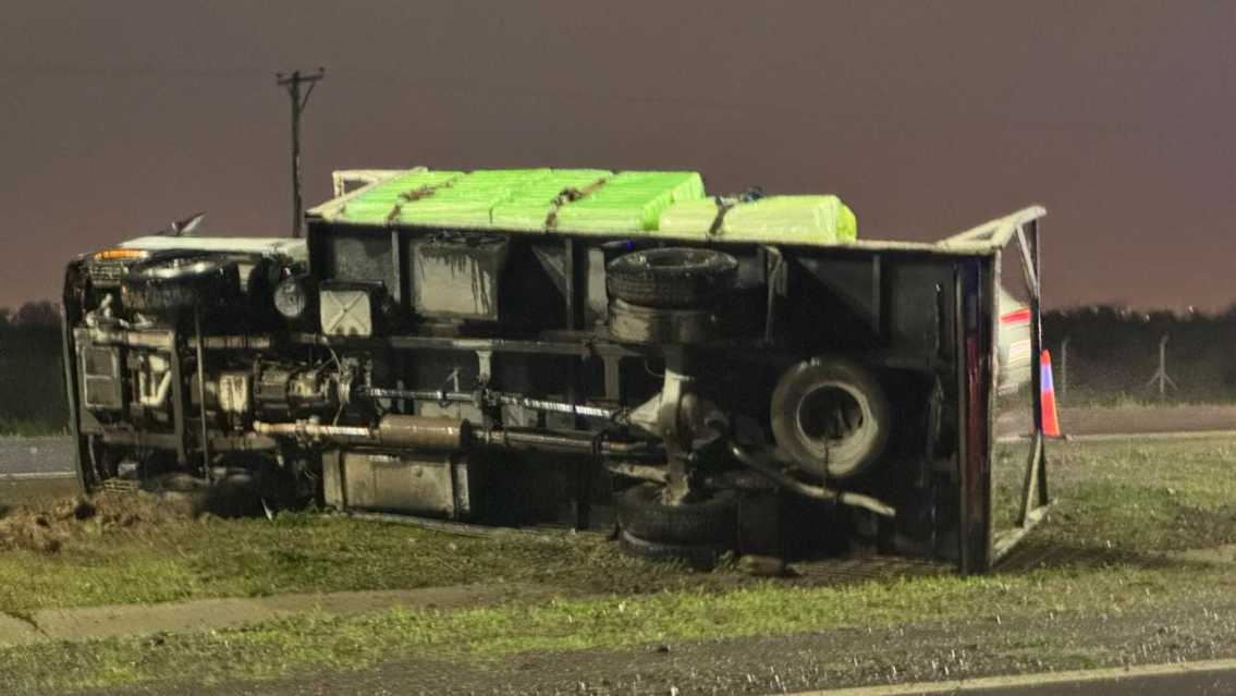 Terrible vuelco de un cami�n por el temporal en el norte del pa�s