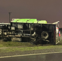 Terrible vuelco de un camión por el temporal en el norte del país