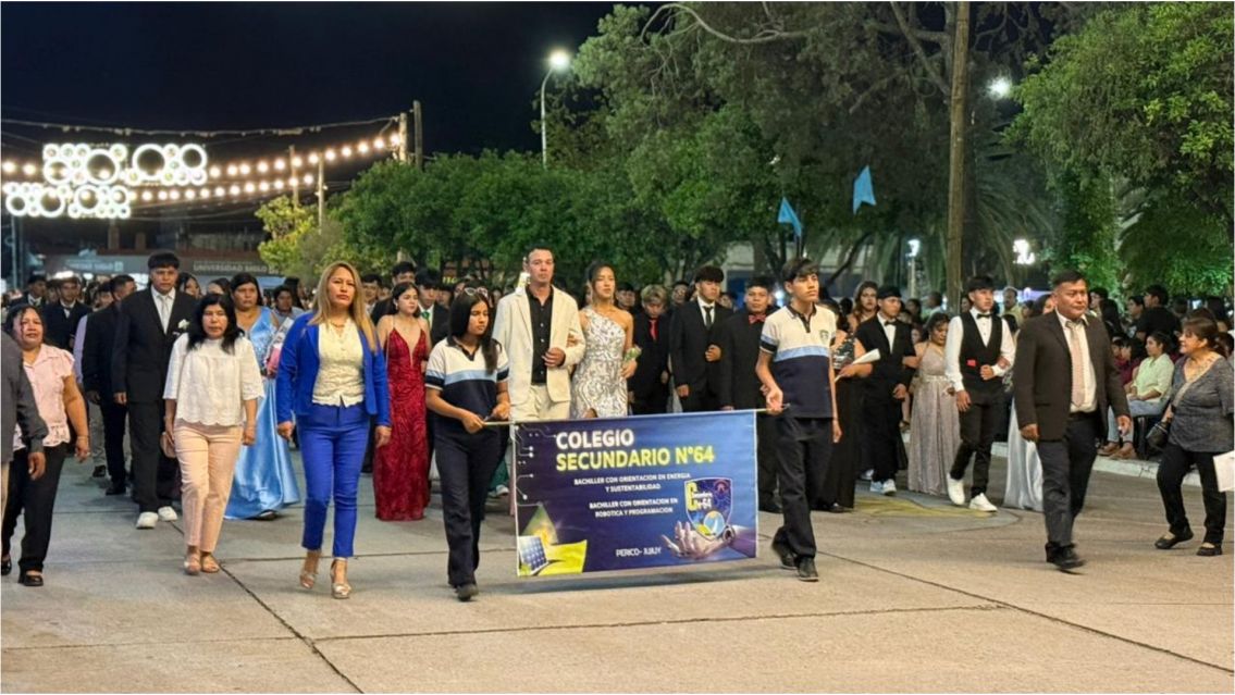 Ya comenzó la pasarela de la Cena Blanca en Perico