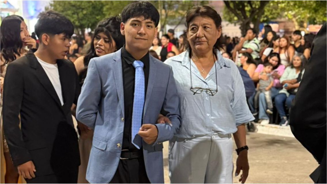 Un egresado desfiló con su abuelita en la pasarela: se lleva el mejor recuerdo