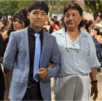 Un egresado desfiló con su abuelita en la pasarela: se lleva el mejor recuerdo