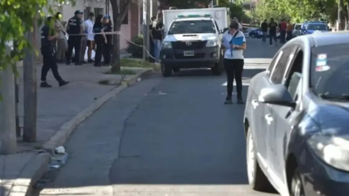 Un policía atropelló a un joven, huyó y luego mató al primo de cuatro disparos