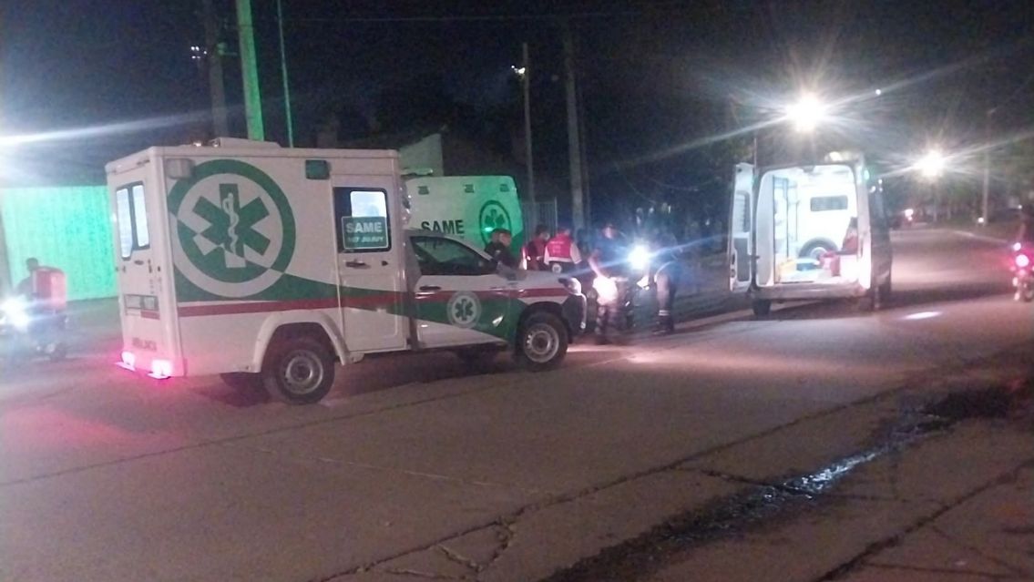 Choque violento entre dos motos: una jujeña escapó y dejó a la víctima inconsciente