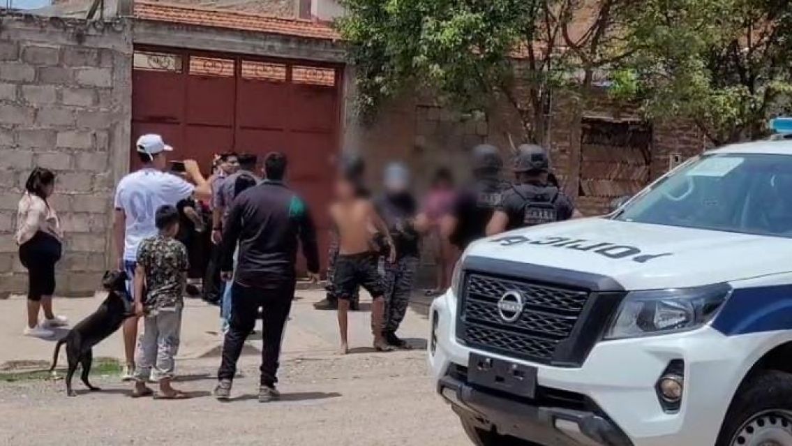 Juje�os estaban tomando en la calle: cu�ndo lleg� la polic�a se sacaron y empez� una batalla