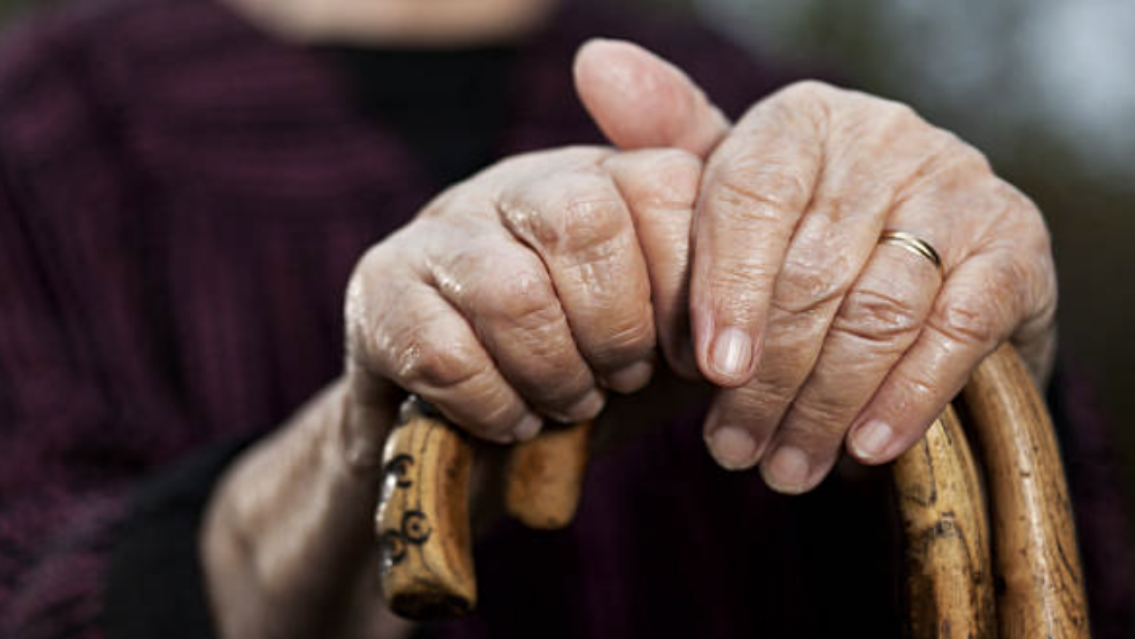 Pareja de ancianos discut�an sobre qu� hacer por las fiestas y se escuch� un disparo