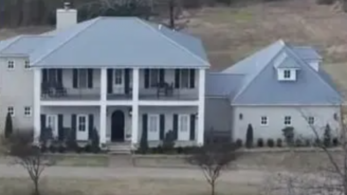 Triple crimen en una mansión: mamá y sus hijos aparecieron asesinados