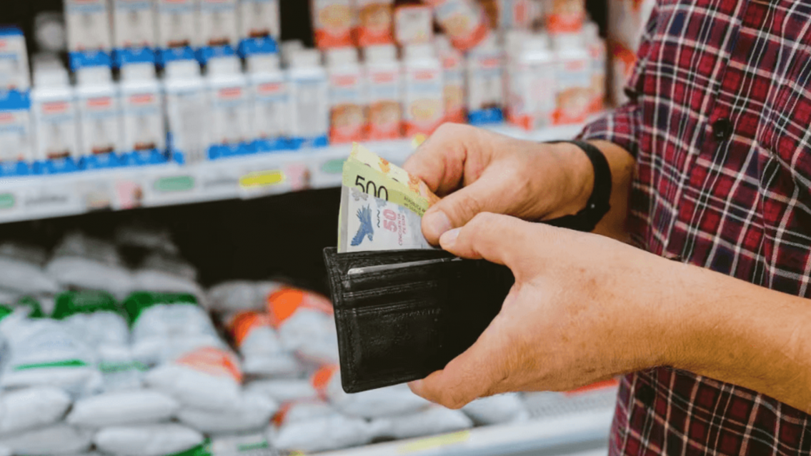 Considerados�"pobres":�7 de cada 10 trabajadores en Argentina gana menos de 1 mill�n de pesos