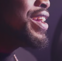 Asesinaron a puñaladas a famoso cantante y su hijo quedó detenido