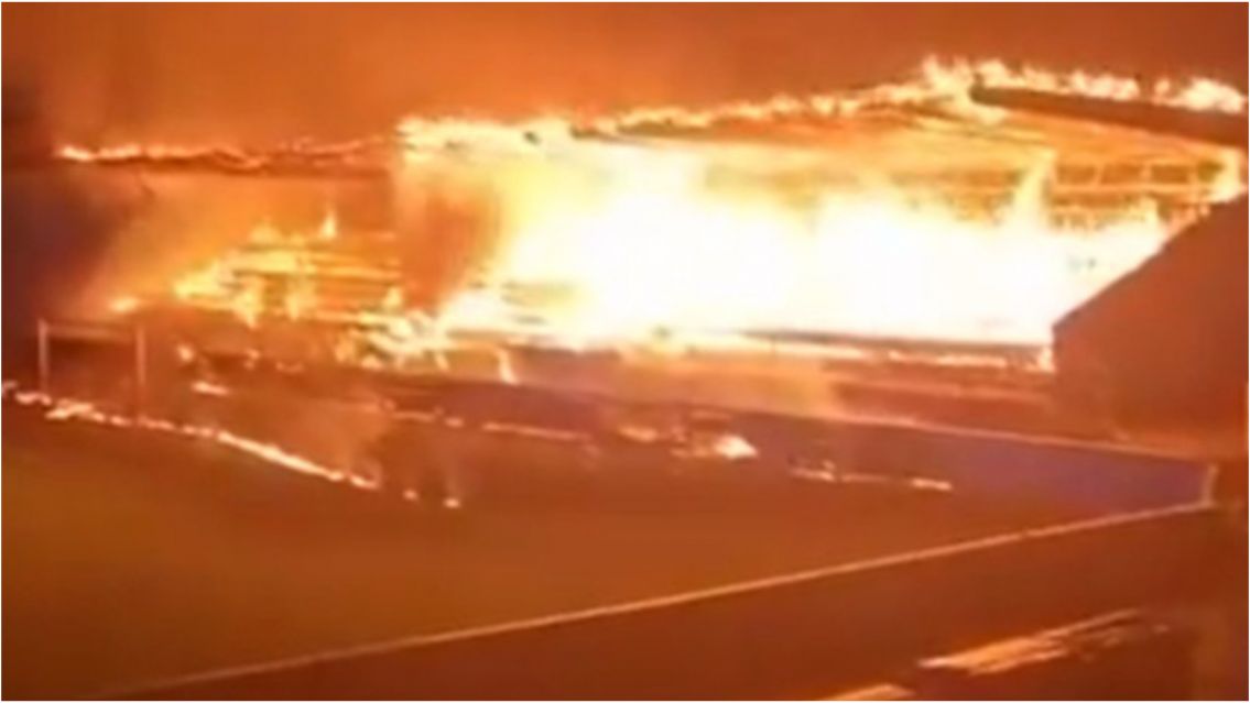 Un histórico club cayó al descenso y su estadio terminó en llamas