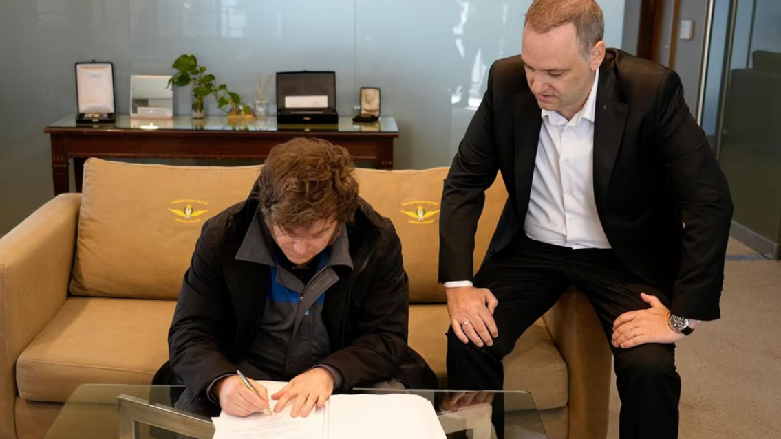 Milei regresó al país y firmó la reforma laboral: el proyecto ya entró al Congreso