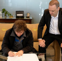 Milei regres&oacute; al pa&iacute;s y firm&oacute; la reforma laboral: el proyecto ya entr&oacute; al Congreso