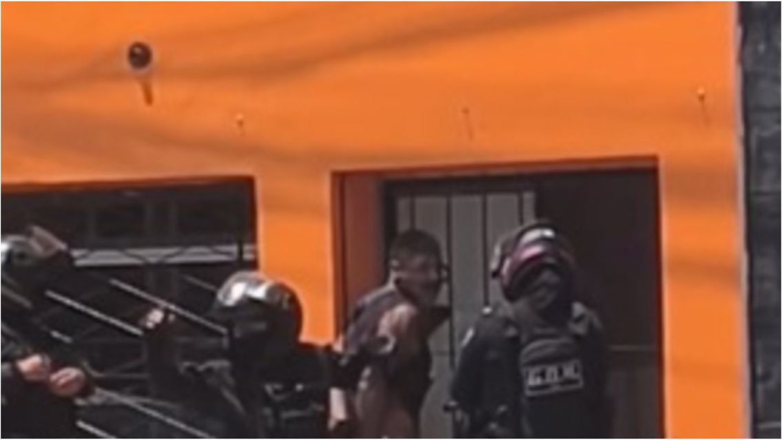 Limpiavidrios provoc� un esc�ndalo en pleno centro de Perico y termin� detenido