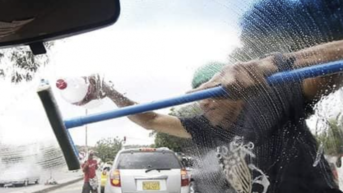 "Siempre drogado": vecinos jujeños hartos de los "trapitos" y limpiavidrios