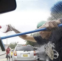 "Siempre drogado": vecinos jujeños hartos de los "trapitos" y limpiavidrios