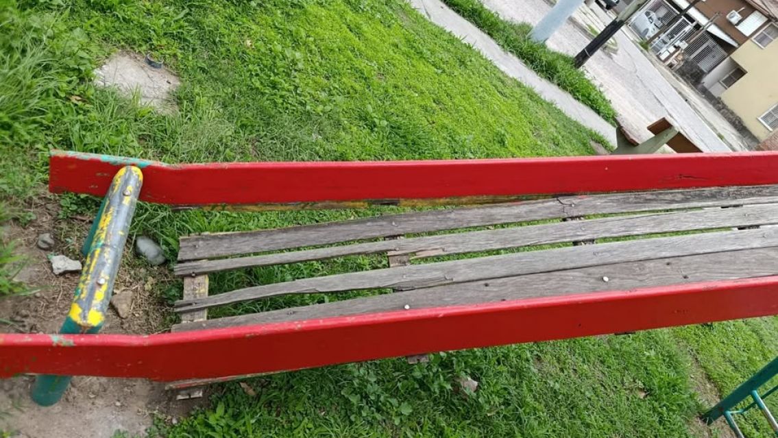 Vecinos denuncian el abandono total de dos plazas en San Francisco de Álava