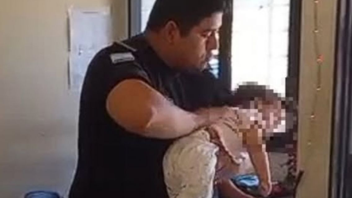 "Auxilio se ahoga mi bebé": policía jujeño salvó a una craiatura de morir broncoaspirada