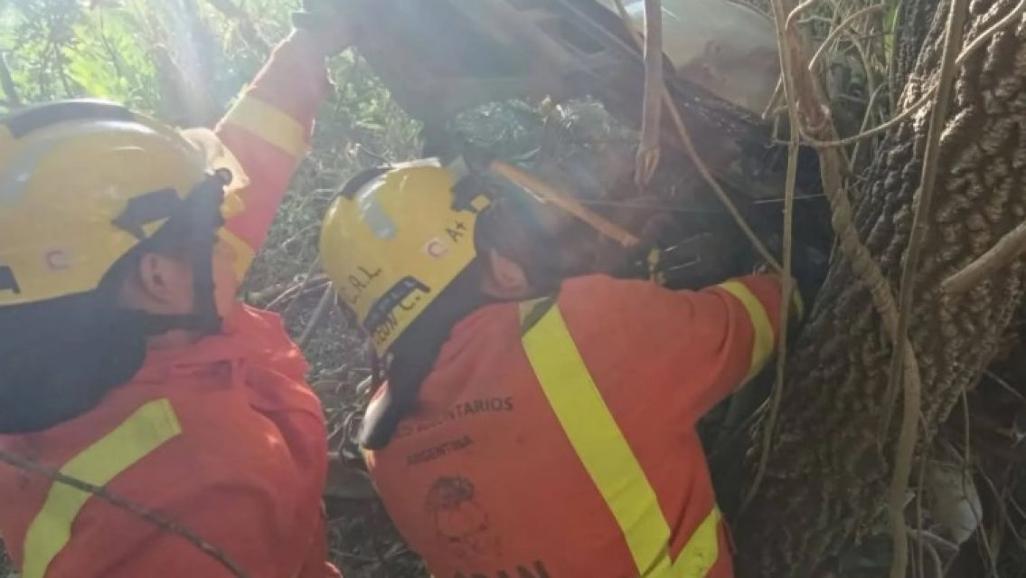 Accidente: Juje�os agarraron un bache con el auto y terminaron colgados de un �rbol