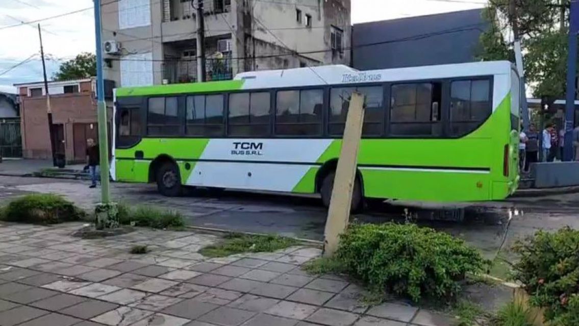 Tragedia en el norte: acompañante en moto murió bajo las ruedas de un colectivo