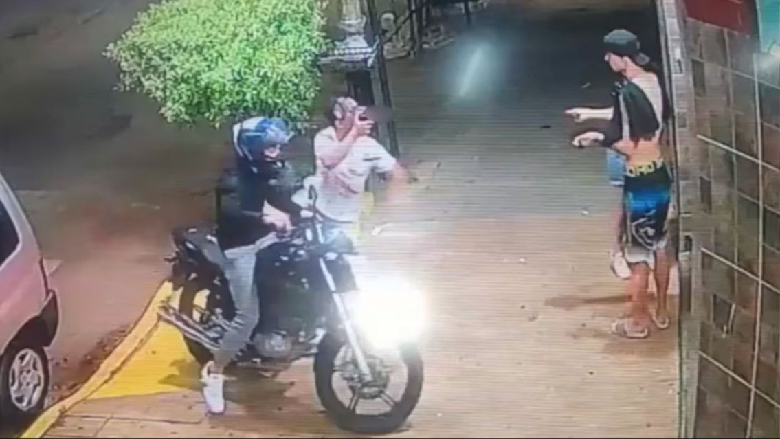 Un motochorro le apunt� a una pareja para robarle los celulares