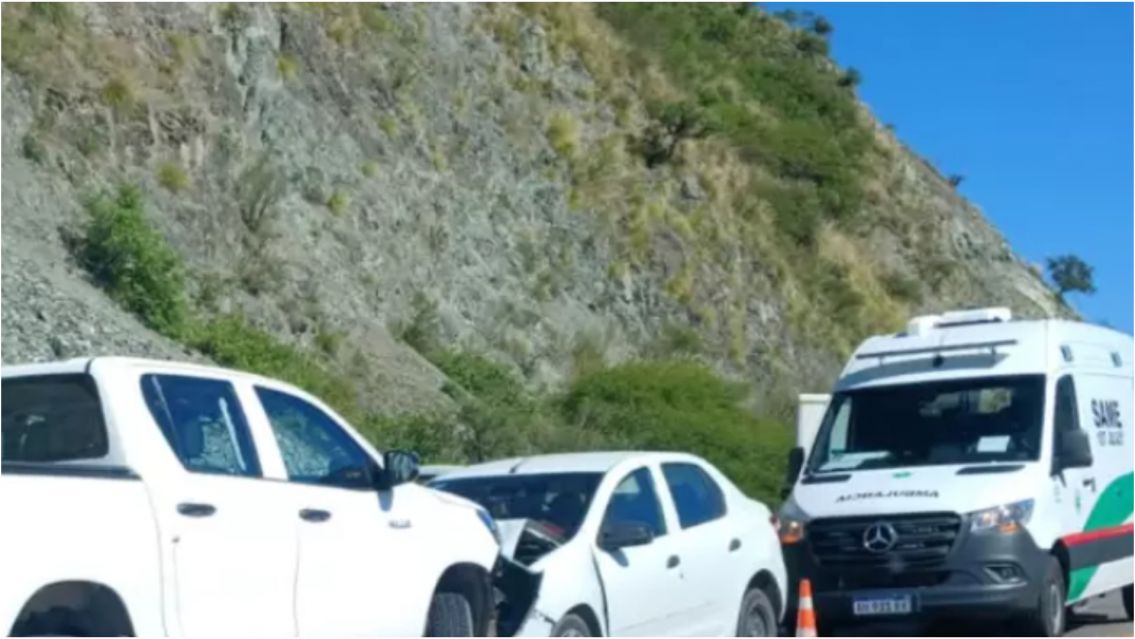 Fuerte choque en Ruta 9 entre una camioneta y un auto