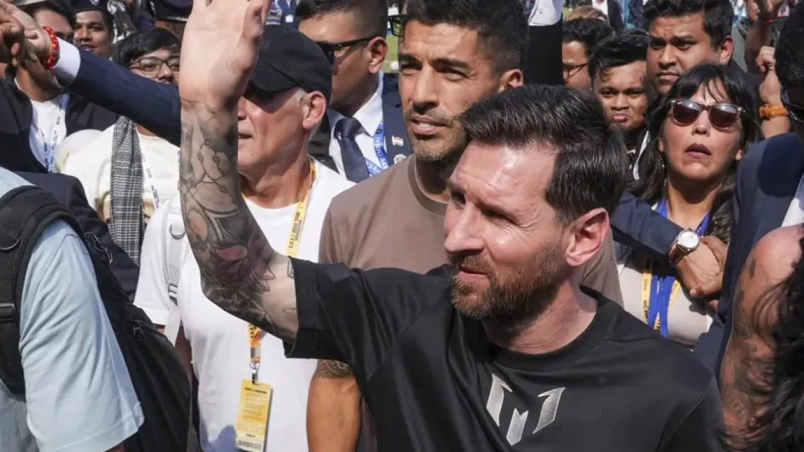 Furor y caos por Lío Messi en India: estatua gigante, multitud y calor sofocante