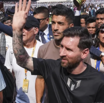 Furor y caos por L&iacute;o Messi en India: estatua gigante, multitud y calor sofocante