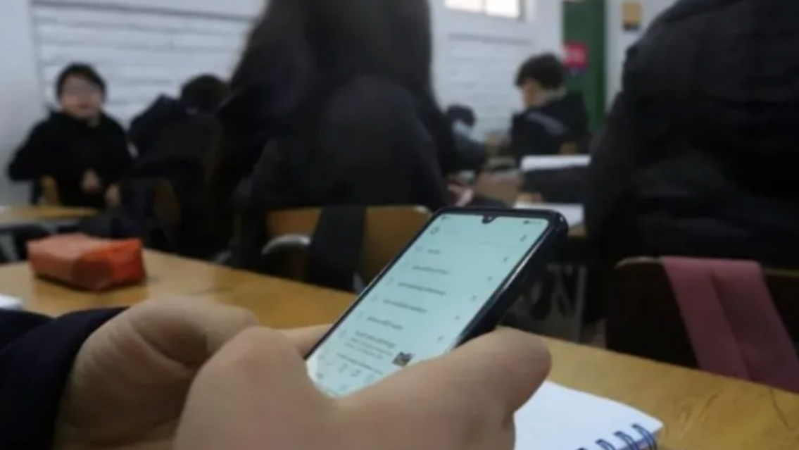 Sin celular hasta los 13 a�os: el pacto entre varios padres de una escuela