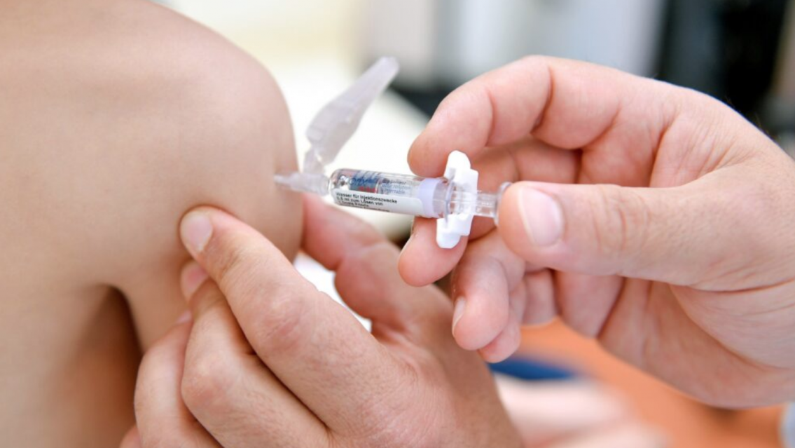 BROTE DE SARAMPIÓN: Nación adelanta la 2da dosis de la triple viral a los 18 Meses