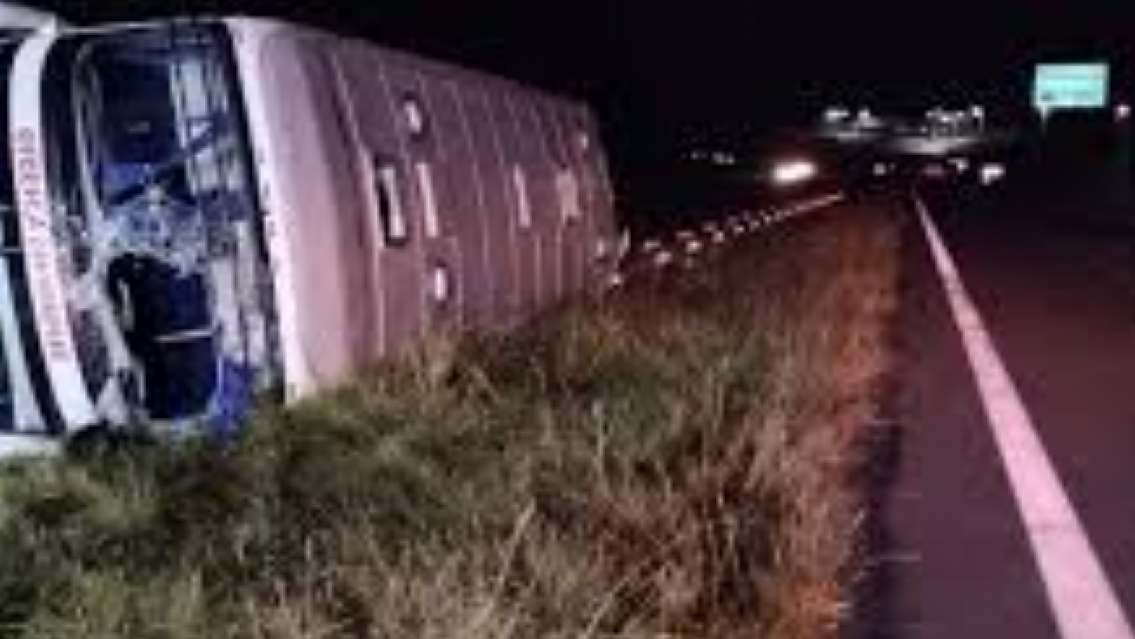 Volcó un micro y murieron 17 egresados