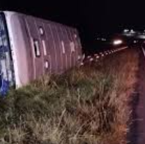 Volc&oacute; un micro y murieron 17 egresados