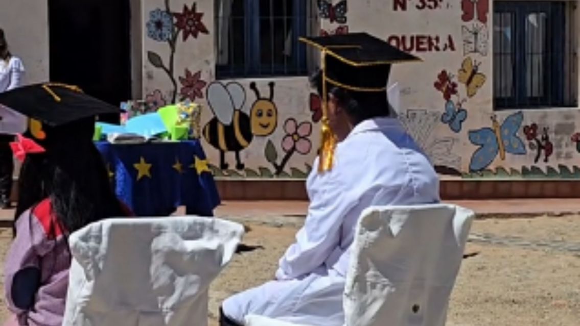 Un acto con solo dos egresados: la emoci�n de la Puna juje�a se viraliza