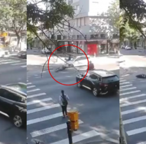 Manejaba con el celular, cruzó en rojo y levantó por el aire a un motociclista