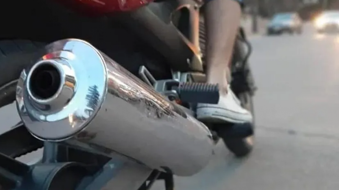 Ruidos que hartan: piden aplicar una ordenanza olvidada contra los escapes libres en El Carmen