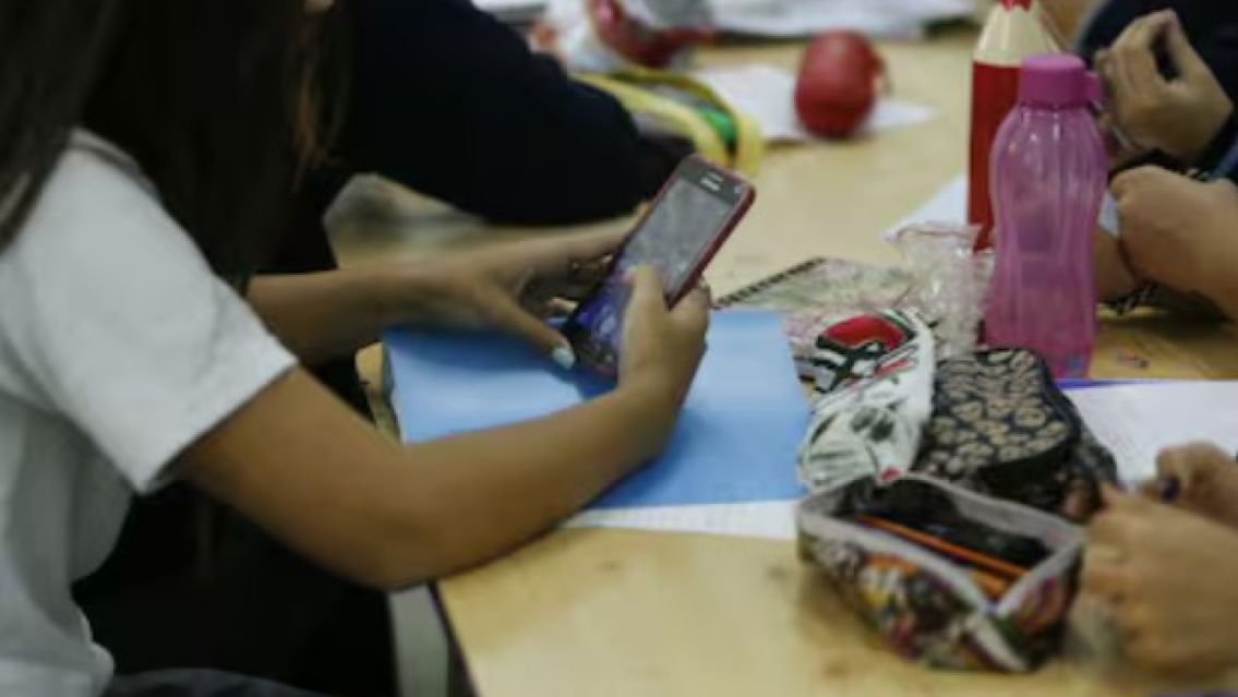 Jujuy prohibirá el uso de celulares en escuelas primarias en 2026
