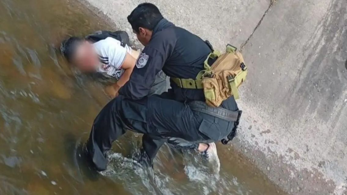 Tremendo rescate en Jujuy: un hombre cayó de cabeza a un canal