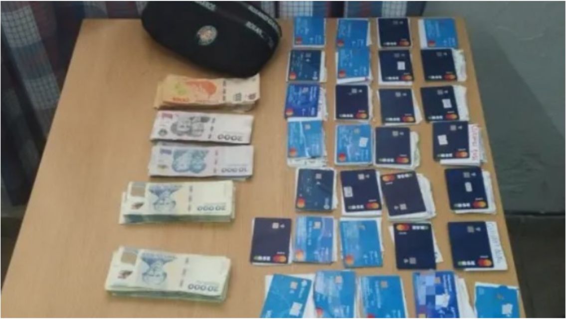 Cayeron dos "prestamistas" con 46 tarjetas ajenas y casi $4,5 millones en efectivo