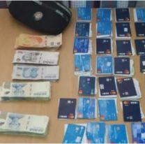 Cayeron dos "prestamistas" con 46 tarjetas ajenas y casi $4,5 millones en efectivo