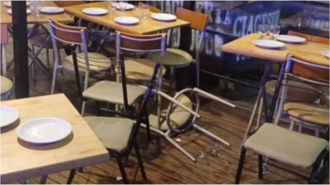 Encontró a su novia con otro en una pizzería y destrozó el local