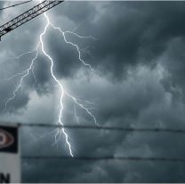 Lo atravesó un rayo, murió por 10 minutos y revivió gracias a los gritos de la gente