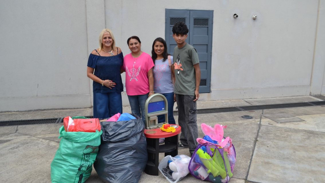 El Lobo solidario: juguetes y sonrisas para chicos de Alto Comedero