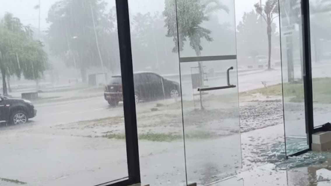 Temporal furioso en Alto Comedero: el viento destroz� la puerta del hospital Snopek