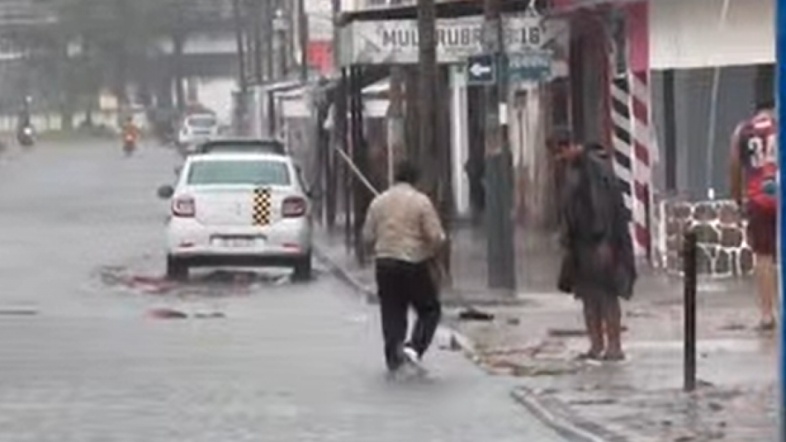 Lo que no hizo la muni lo hicieron los vecinos: tuvieron que limpiar los desagües en plena tormenta