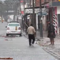 Lo que no hizo la muni lo hicieron los vecinos: tuvieron que limpiar los desag&uuml;es en plena tormenta