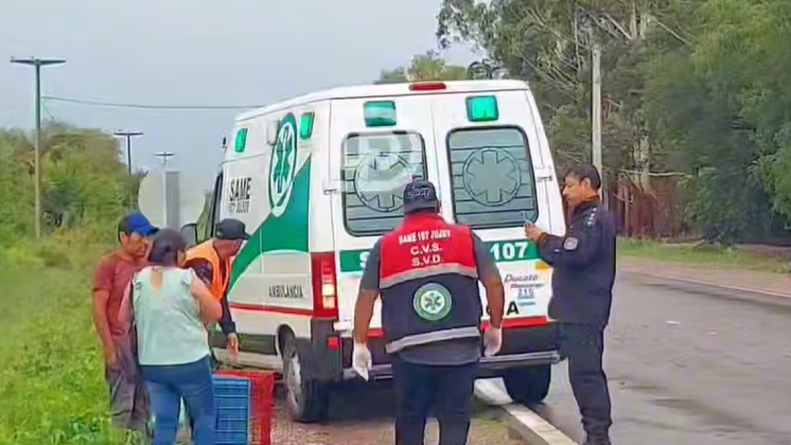 Terrible choque en plena tormenta: juje�os impactaron contra un poste de alta tensi�n
