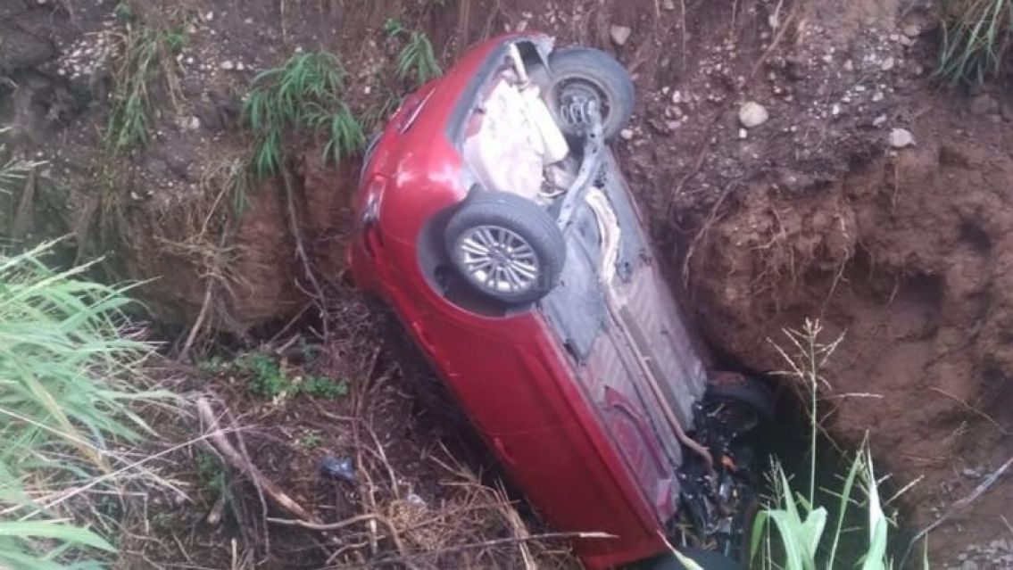 Sigui� el GPS y cay� a un barranco: una mujer qued� atrapada tras un grave accidente vial