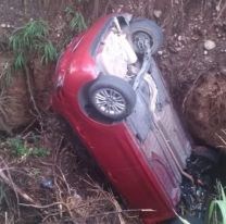 Siguió el GPS y cayó a un barranco: una mujer quedó atrapada tras un grave accidente vial