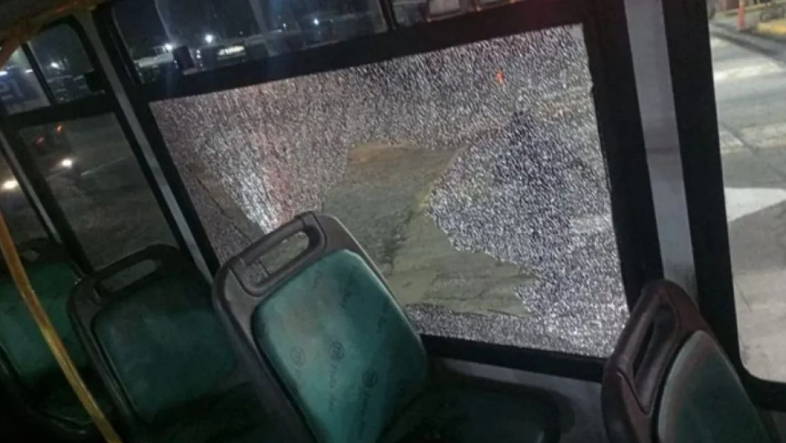 Atacaron a pedradas a un colectivo en Jujuy e hirieron a una pareja