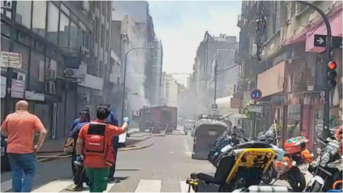 Ardi� un local de ropa y el humo invadi� un hotel: hubo 40 personas afectadas